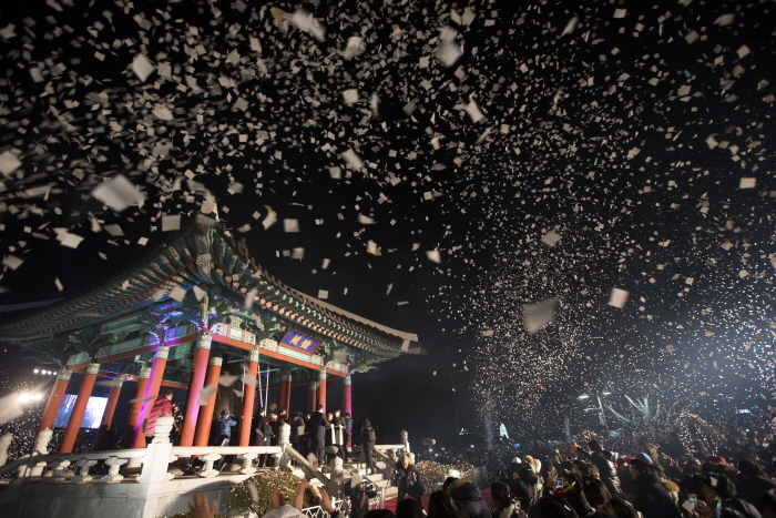 Церемония удара в колокол в честь наступления нового года (새해맞이 시민의 종 타종행사)