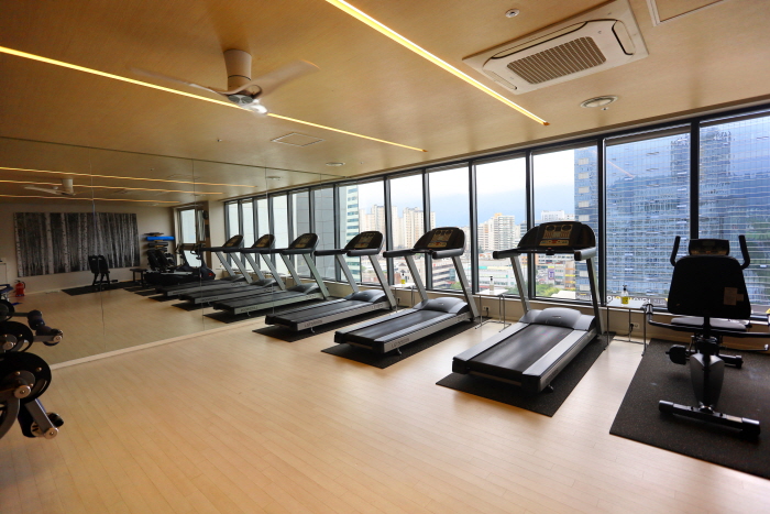 Gym with a wide view of the city