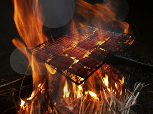 볏짚의 불씨로 구워내 맛이 담백한 짚불구이. 남도음식축제에서 대상의 영예를 안았었다 