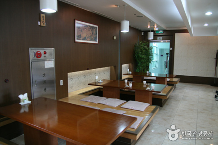 Jeonju Traditional Cultural Center Hanbyeoknu (전주전통문화관 한벽루)