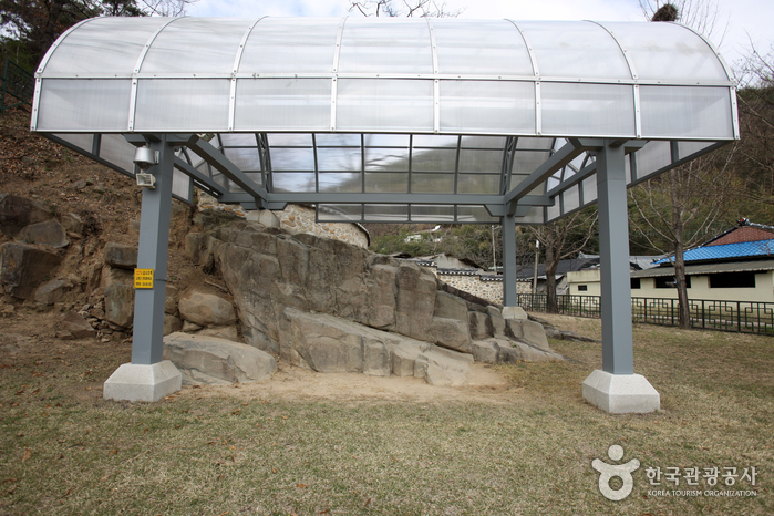 Yangjeondong Rock Art (양전동 암각화)