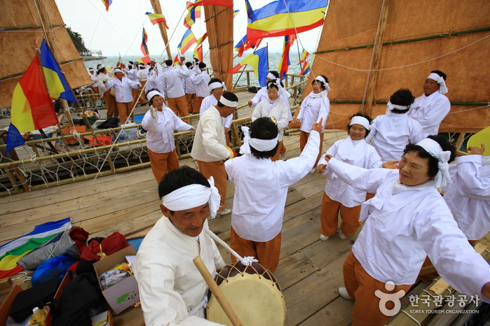 Jindo Miracle Sea Festival (진도 신비의바닷길축제)