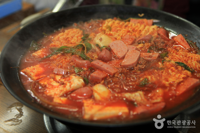 Rue de Uijeongbu Budaejjigae (의정부 부대찌개거리)