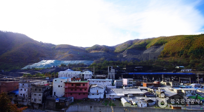 철암역 앞 산동네에서 바라본 철암과 철암역 선탄장