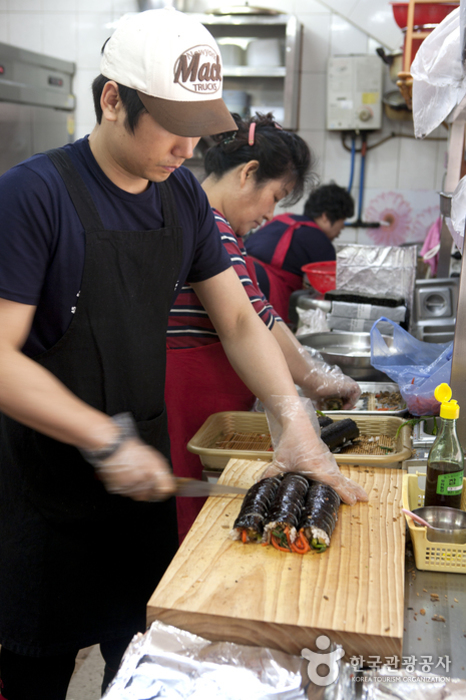 김밥을 말고 자르고 포장하는데 세 사람의 손발이 척척 맞는다.