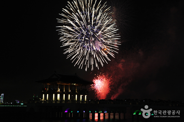 Pohang International Fireworks Festival (포항 국제불빛축제)