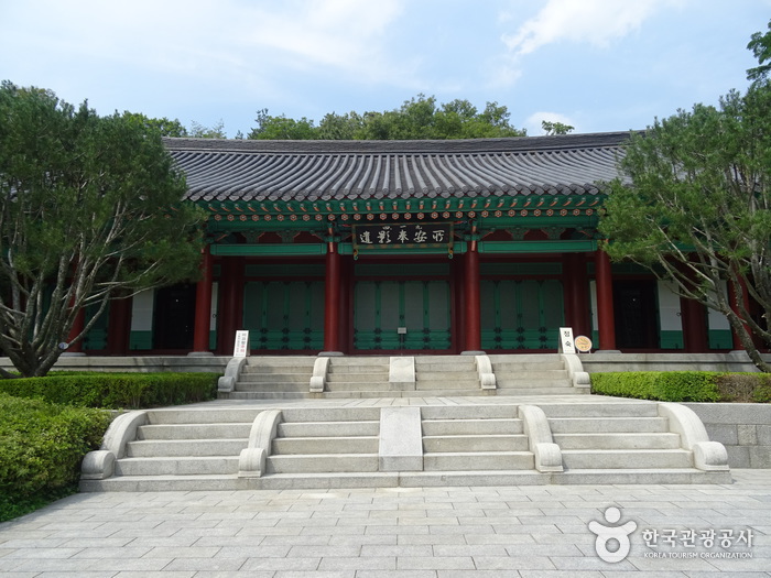 April 19th National Cemetery (국립4.19민주묘지)