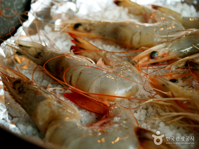 달궈진 천일염 위에 고이 뉘어진 대하