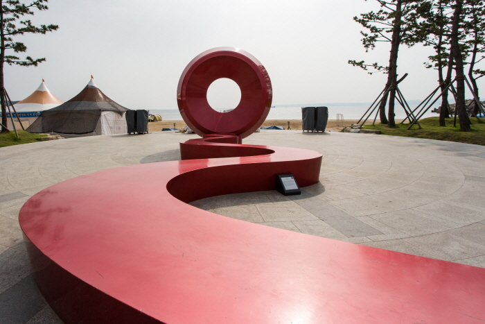 영일대해수욕장에 설치된 작품 '해돋이'