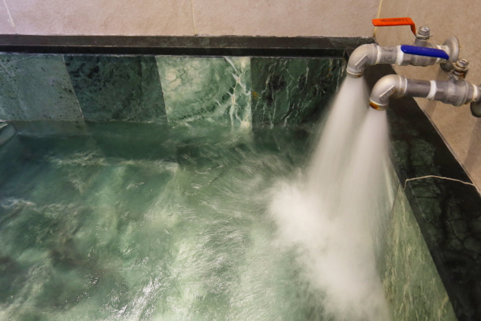 Hot spring water that pours into the bathtub and fills it up in three minutes!