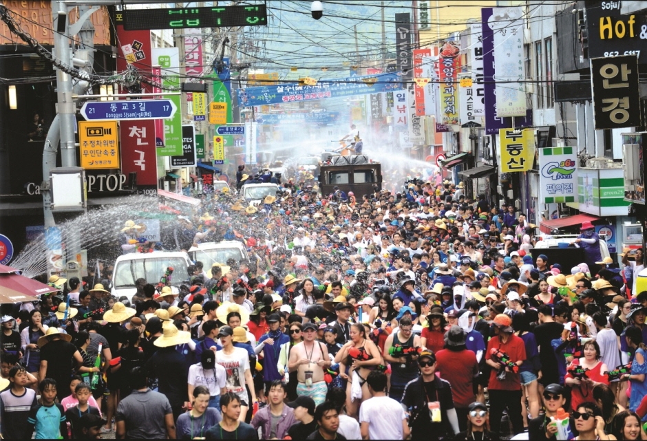 Фестиваль воды в Чоннамчжине (정남진 장흥 물축제)