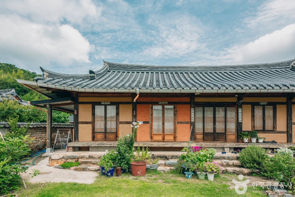 Deokdongdaek House [Korea Quality] / 덕동댁 [한국관광 품질인증]