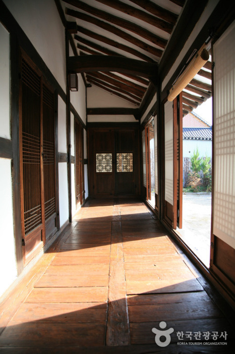 Hagindang House (학인당)