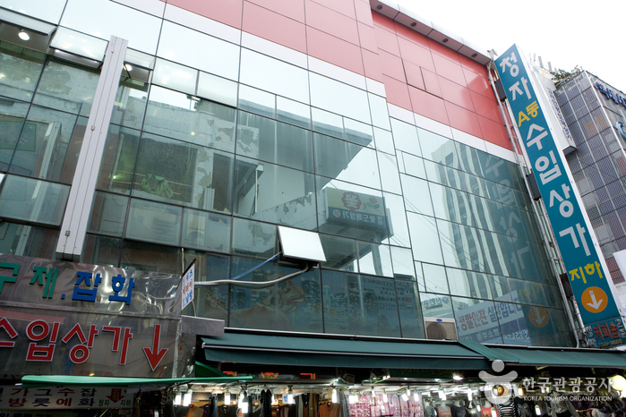 Cheongja Imported Goods Shopping Center (청자 수입상가)