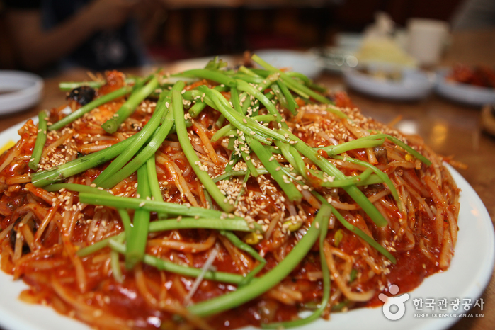 꼬득하게 말린 아귀에 콩나물과 미나리를 더해 갖은 양념으로 매콤하게 요리한 마산 아귀찜