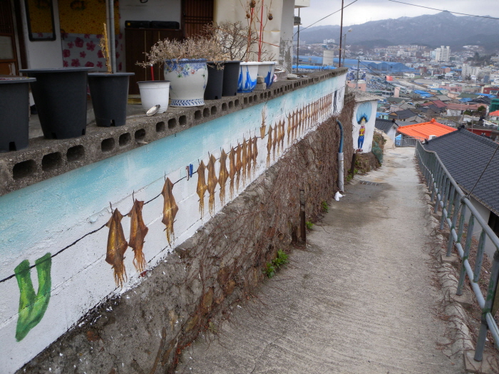 Nongoldamgil de Donghae (village de peintures murales) [동해 논골담길 (등대 담화마을)]