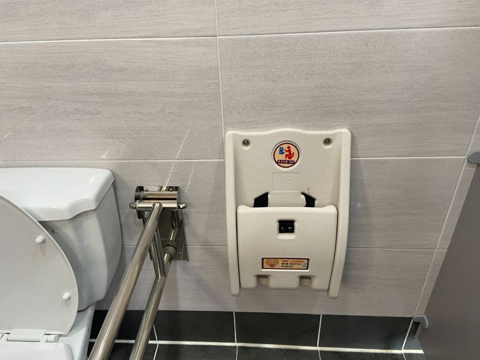 사근진해변_장애인화장실 영유아용 의자