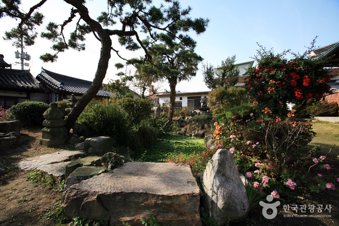 Hagindang House (학인당)