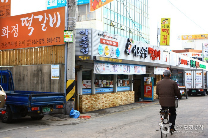 골목 사이사이에 떡갈비 집이 20곳 이상 즐비해 일명 '송정 떡갈비 골목' 이라 불리는 송정동