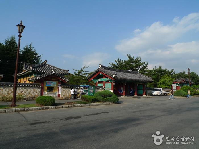 Gyeongju Oreung Royal Tombs (Park Hyeokgeose) (경주 오릉 - 박혁거세)