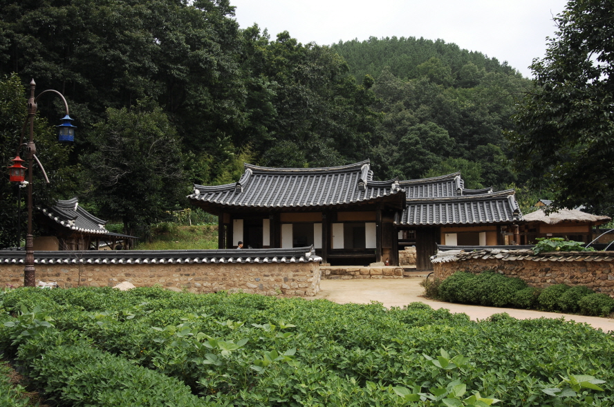 Changsil House (창실고택...