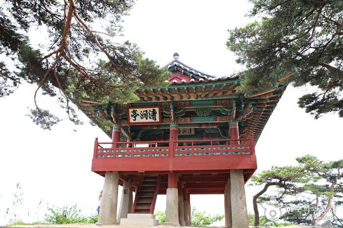 Cheongganjeong Pavilion (청간정)