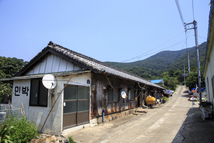 과거 역사 속에서 시간이 멈춘 것 같은 외양포 마을