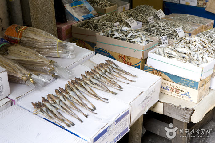 Nampo-dong Dried Seafood Market (남포동 건어물시장)