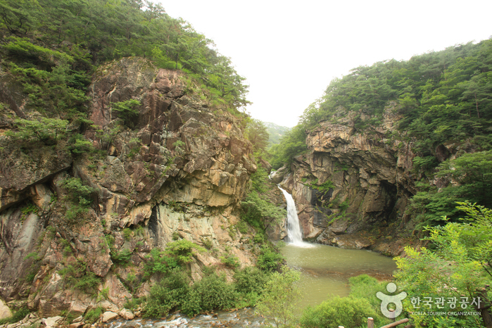 Cascada Sambuyeon (삼부연폭포)