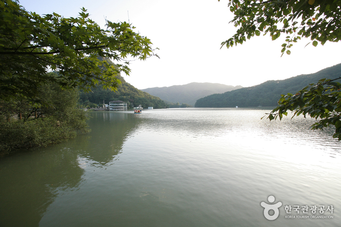 Pocheon Sanjeonghosu Lake (포천 산정호수)