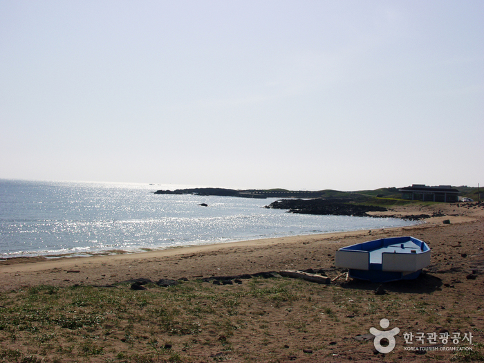 Sinyang Beach (Seopjikoji) (신양 섭지코지해변)