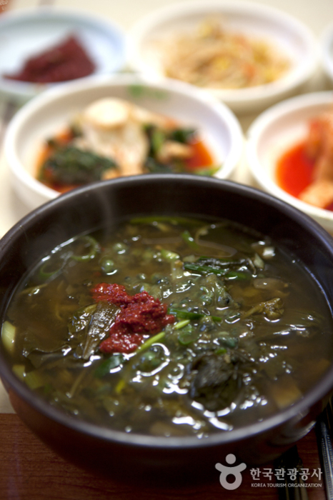 청정 지역에서만 맛볼 수 있는 올뱅이해장국