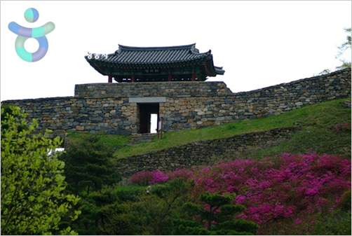 부침많은 역사를 말하듯 완만하고 급한 길이 번걸아 이어지는 공산성. 금강과 어우러진 비경이 일품이다.