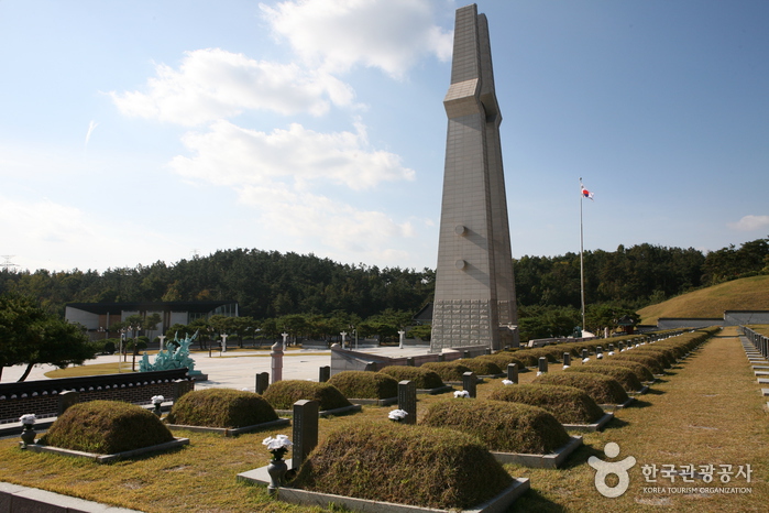 Национальное кладбище им. 18 мая (국립 5.18 민주묘지)