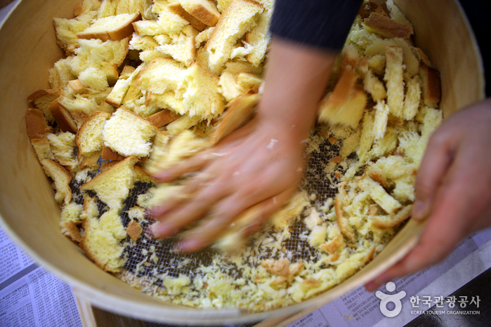 옥수수식빵을 채에 쳐서 빵가루를 내린다.