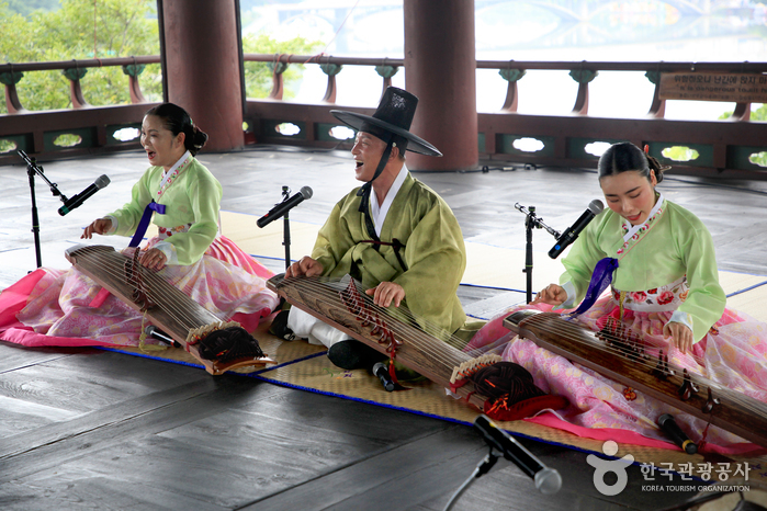 Jinju Intangible Cultural Asset Saturday Performance (진주 무형문화재 토요상설공연)