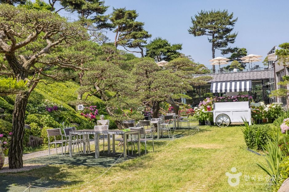 thumbnail-베이커리 카페 공간-13