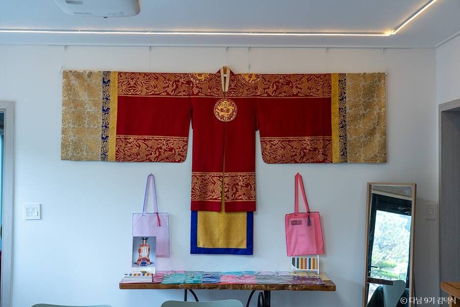 thumbnail-한복입고 유유자적 (주식회사고영)-4