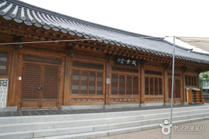 Jeonju Traditional Cultural Center Hanbyeoknu (전주전통문화관 한벽루)