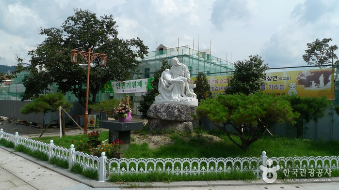 Jeondong Catholic Church (전주전동성당)