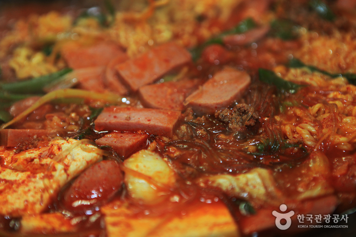 Rue de Uijeongbu Budaejjigae (의정부 부대찌개거리)