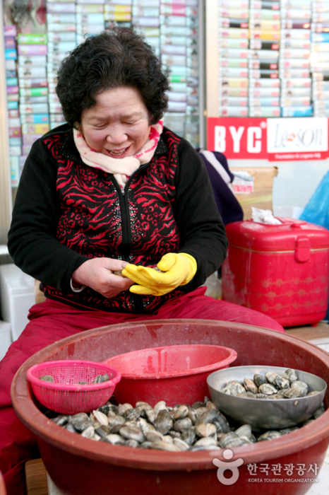 바지락을 손질하는 아주머니