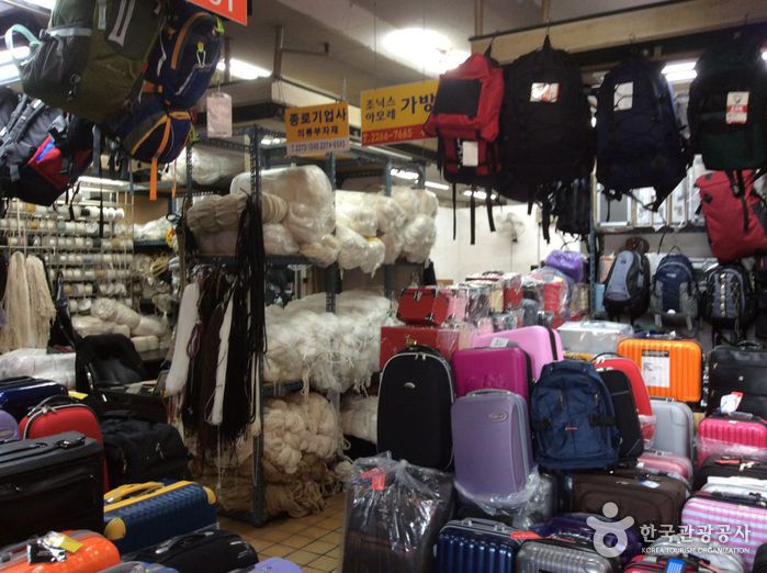 Cheonggye 5-ga Bag Wholesale Shopping Center / Cheong'o Bag Shopping Center (청계5가 가방도매상가 / 청오가방상가)