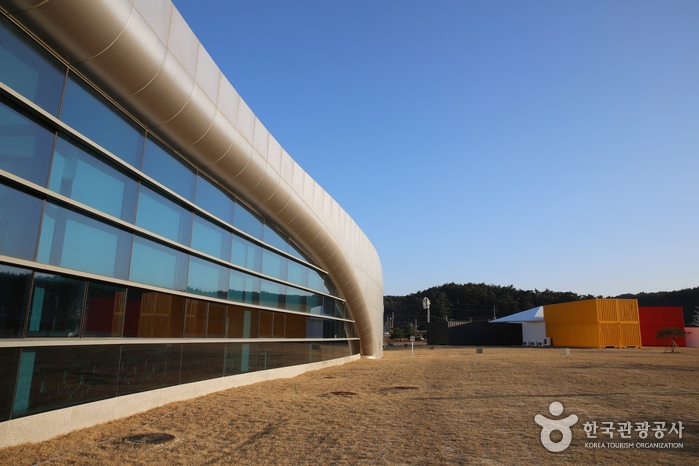 경포아쿠아리움 앞으로 강릉녹색도시체험센터(e-zen)와 2018평창동계올림픽 및 패럴림픽 홍보체험관이 자리한다.
