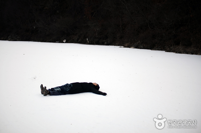 빙판 위에 누워 자연을 만끽하는 참가자의 모습