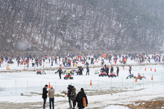Anseong Dume Lake Ice Fishing Festival (안성두메호수빙어축제)