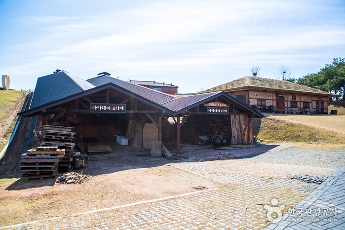 Oegosan Onggi Village (외고산옹기마을)