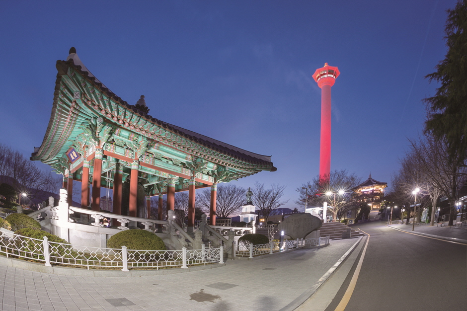 Busan Tower with a 60-floor-high observatory that can be reached by elevator in just 45 seconds1