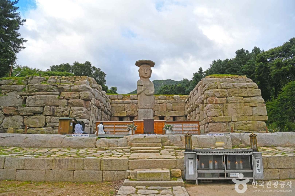 충주 미륵리 석조여래입상