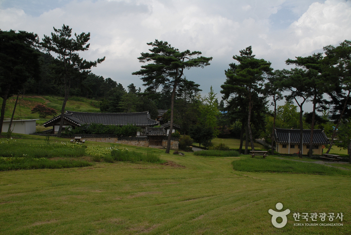 House and Tomb of Kim Jeong-hui (추사김정희선생고택·묘)